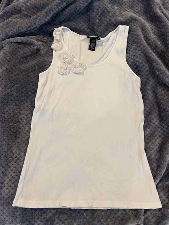 attention Tops - Like New White Ribbed Tank Top With Flower Embellishments On Shoulder. SzL